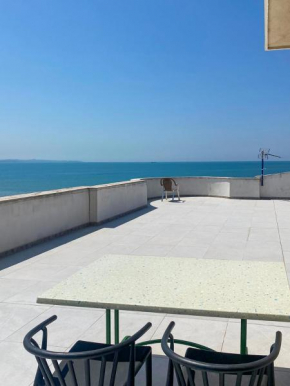 Redi's Seaside Terrace Studio